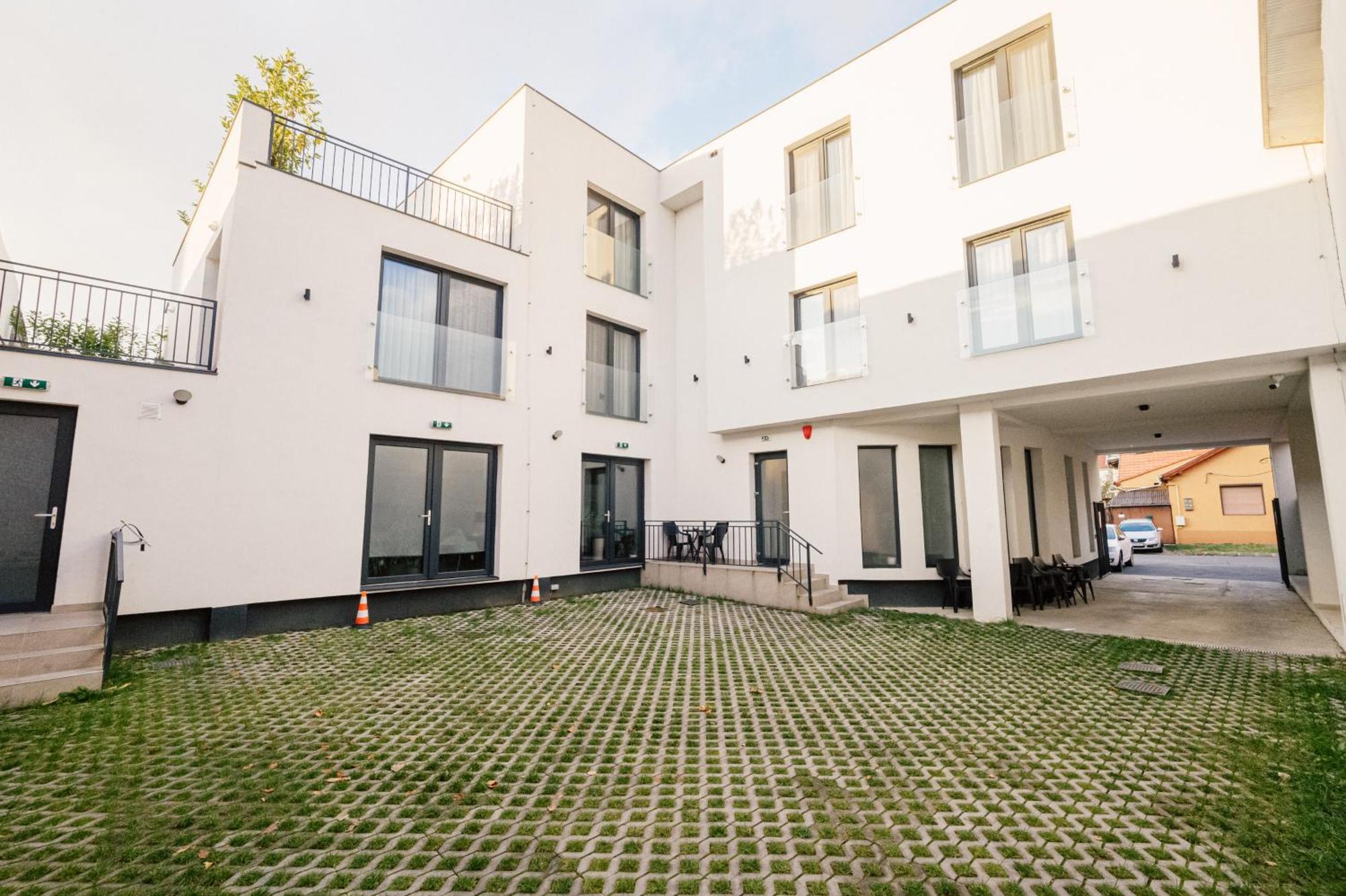 Hotel B4 Oradea Exterior photo
